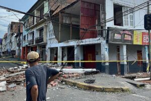 {"role":"assistant","content":"Urgent: Powerful Earthquake Strikes Ecuador Coast, Stuns Residents With Tremors","refusal":null,"annotations":[]}