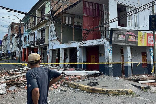 {"role":"assistant","content":"Urgent: Powerful Earthquake Strikes Ecuador Coast, Stuns Residents With Tremors","refusal":null,"annotations":[]}